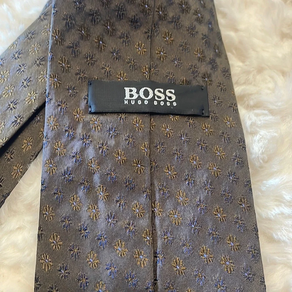 Hugo Boss MENS silk tie made in Italy brown w/ small micro floral print